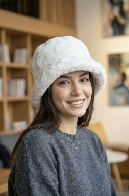 Beyaz Peluş Şapka