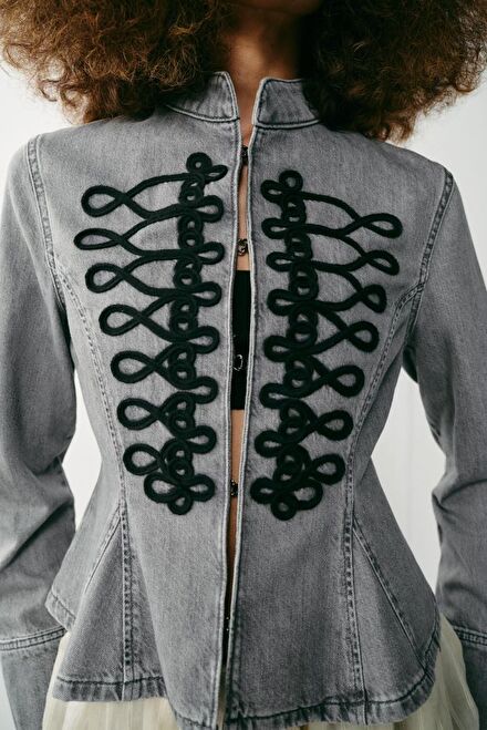 zara napolyon süslü düğmeli kot ceket