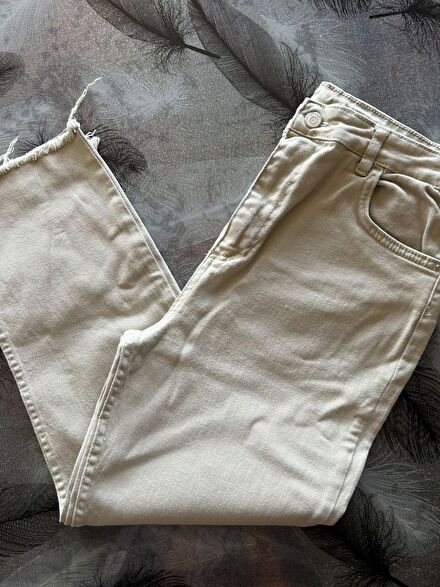 Bej Yırtık Detaylı Jeans