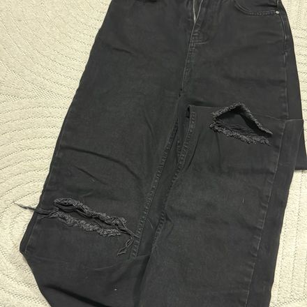 Siyah Yırtık Detaylı Jean Pantolon