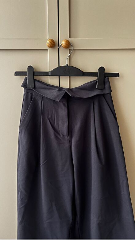 Bel detaylı pantolon