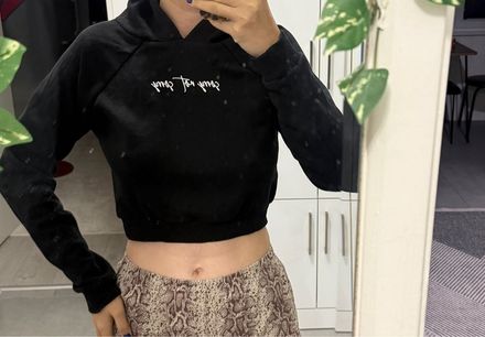 Siyah Kapüşonlu Crop Sweatshirt