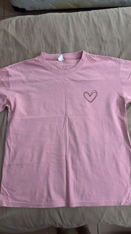 Pembe Kalp Detaylı Tişört
