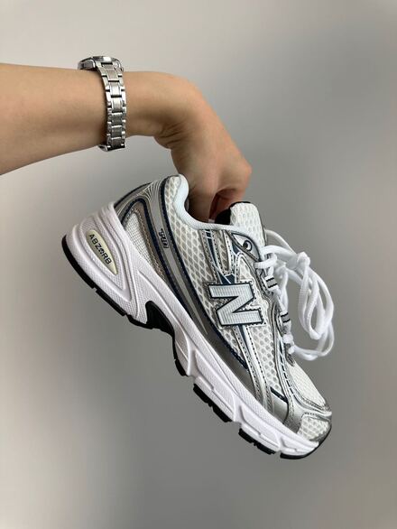New Balance 740