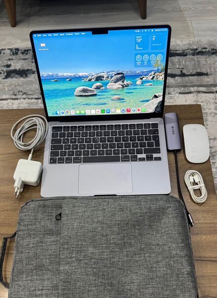 Apple Macbook Air M2 + Mouse, Hub, Çanta