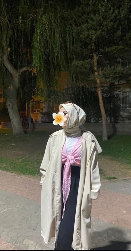 Bej Trençkot & Siyah Elbise