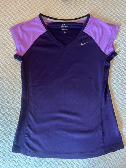 Nike Mor-Pembe V Yaka Spor T-shirt