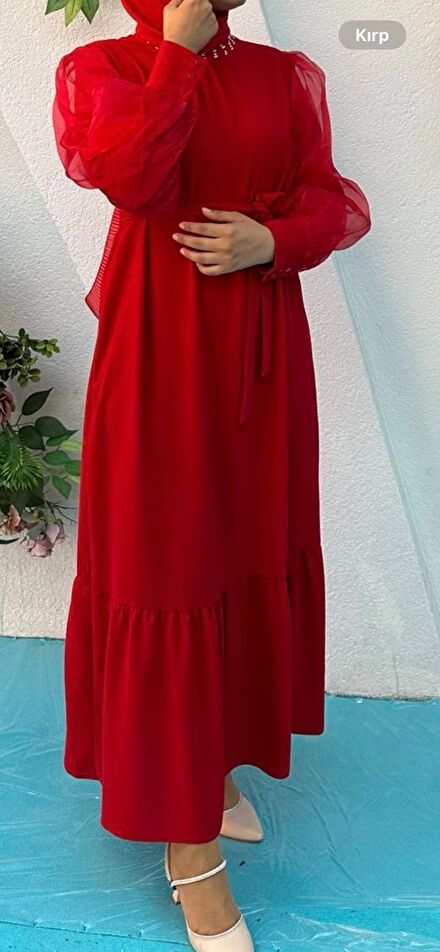 Kırmızı şal ile birlikte