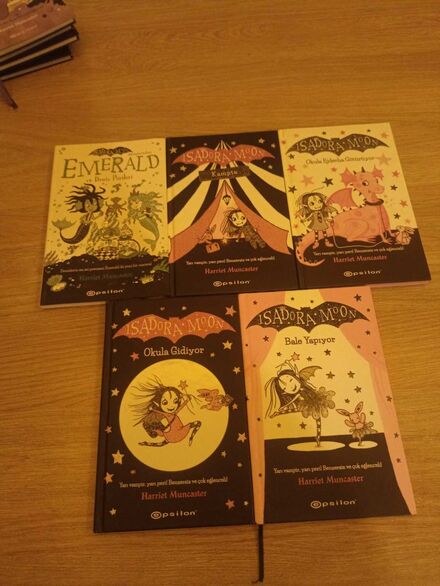 Isadora Moon ve Emerald Karton Kapak