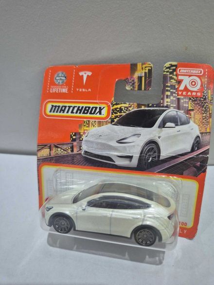 Tesla Model Y Matchbox araba
