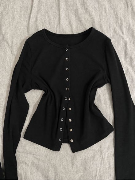 Siyah Düğmeli Hırka/body