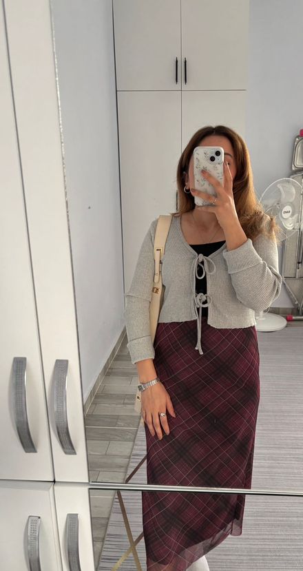 Kemer Bağcıklı Gri Hırka ve Kareli Etek