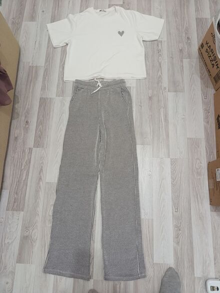 Minimalist Beyaz Kalpli Tişört & kahve Ç