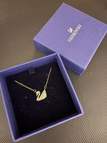 Swarovski model gold kolye ve kutusu