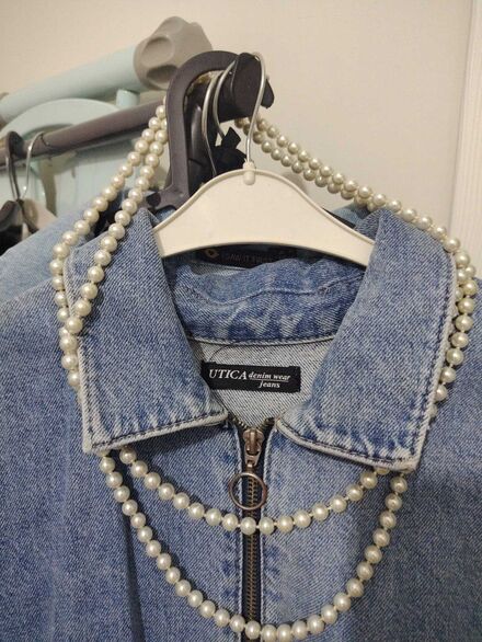 Denim Ceket ve İnci Kolye Seti
