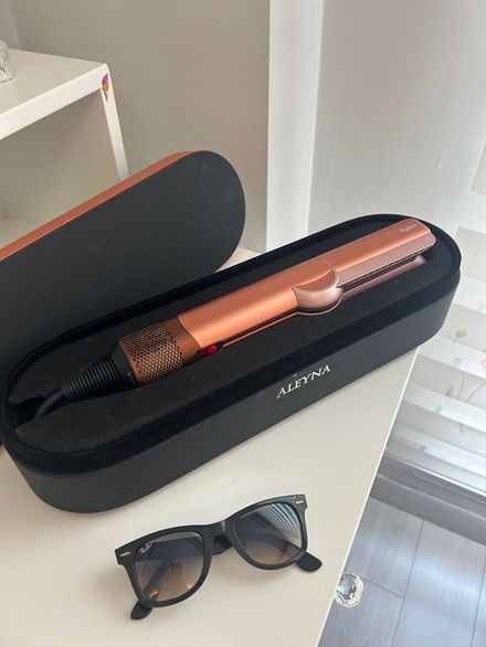 Dyson Airstrait ve rayban gözlük