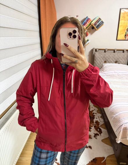 Kırmızı Kapüşonlu Spor Mont