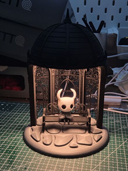 Hollow Knight Işıklı Figür