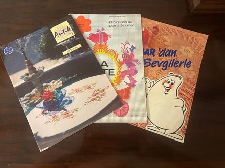 Üç adet dantel ve kanaviçe dergisi