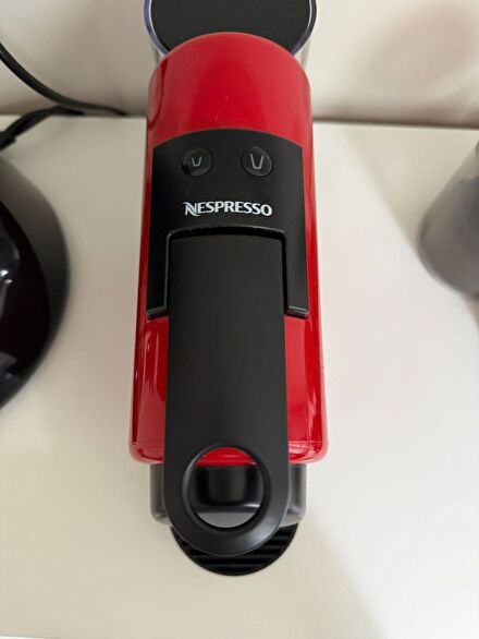 Kırmızı Nespresso Kahve Makinesi