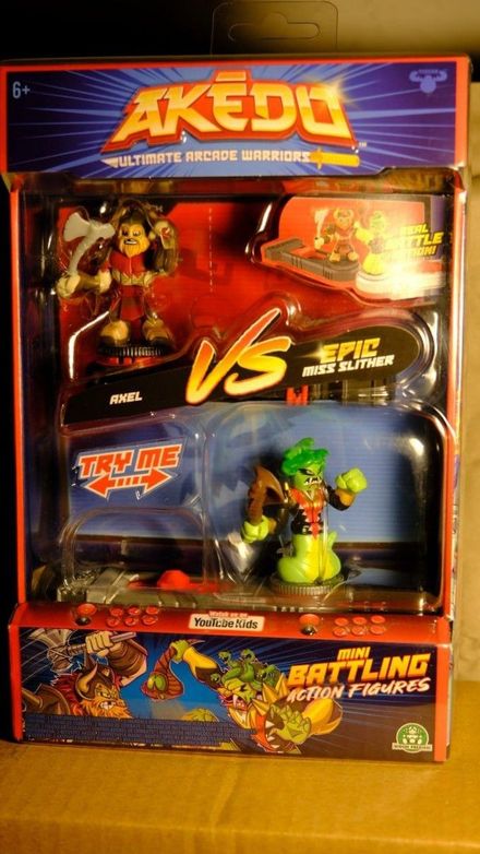 akedo Axel vs miss slighter mini battlin