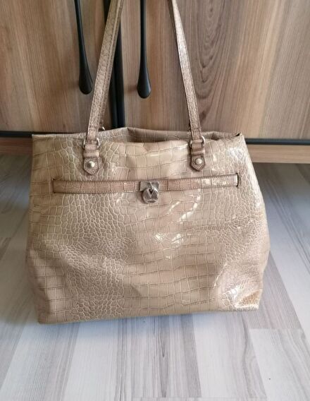 Valentino çok bölmeli ve gözlü kol çanta