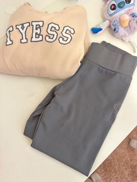 Pudra tyess Sweatshirt ve gri tyess tayt