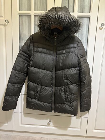 Adidas kuş tüyü mont