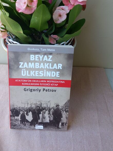 Beyaz Zambaklar Ülkesinde Kitabı