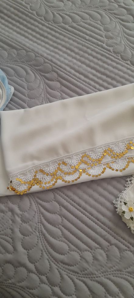 krem şifon pullu tığ oyasıdır