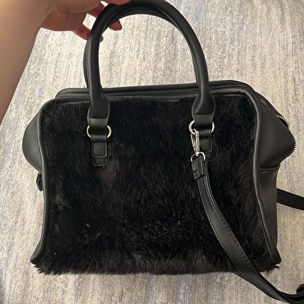 Stradivarius tüylü siyah çanta