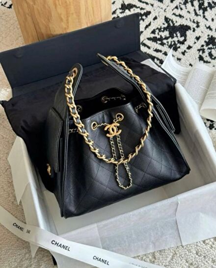 Chanel Siyah Deri Askılı Çanta