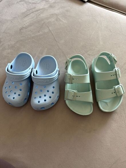 Crocs ve Birkenstock Sandaletler