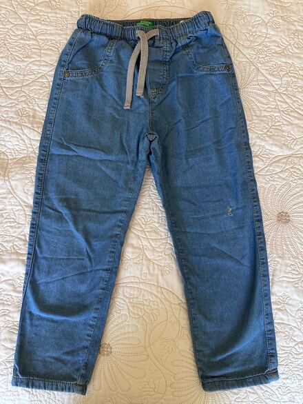 Benetton pantolon dizde hasar var.