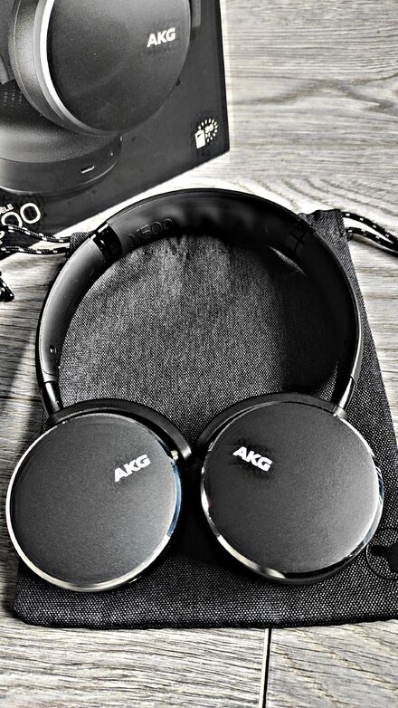 Ödüllü AKG Y500 Bluetooth Kulaklık