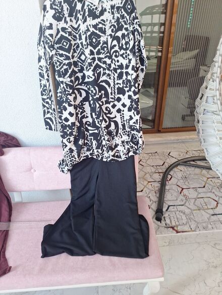 Desenli Bluz ve Siyah Pantolon Takım