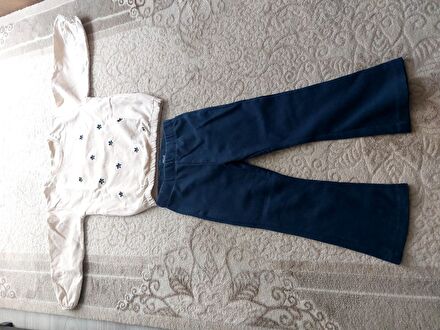 Krem Çiçekli Bluz Lacivert Pantolon