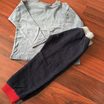 Gri Sweatshirt ve Siyah Eşofman Altı
