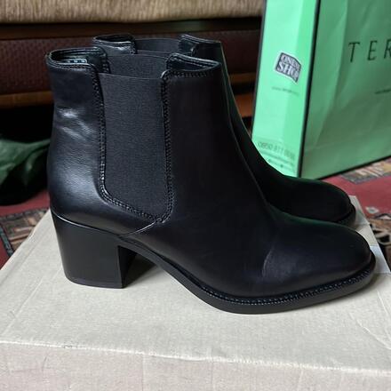 Clarks kutusunda etiketli deri bot