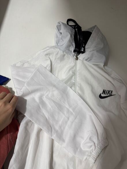Beyaz Nike Rüzgarlık