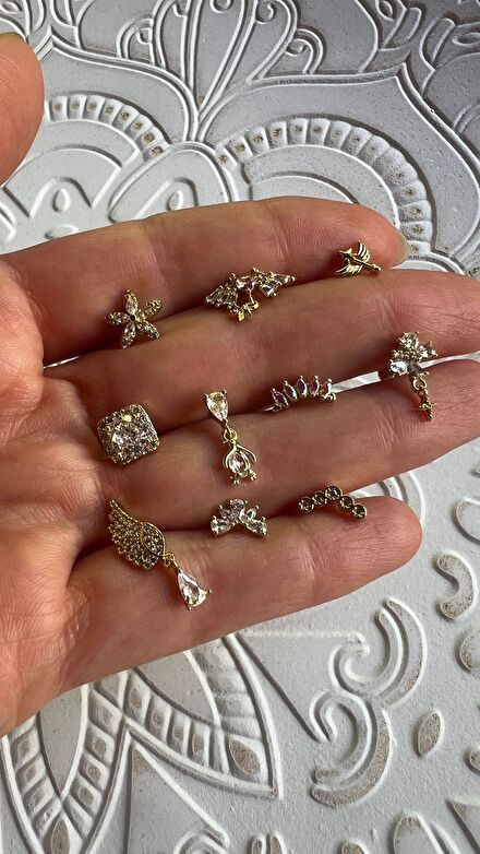 Gold Taşlı Tragus Piercing