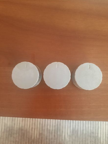 gri üç adet ocak düğmesi
