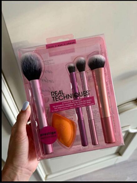 Real Techniques Makyaj Fırçası ve Sünger