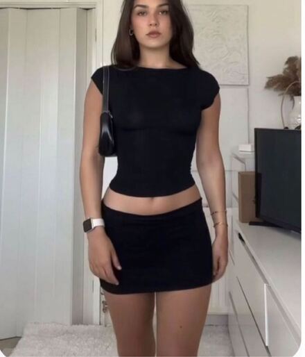 Siyah kisa kollu crop bluz ve mini etek