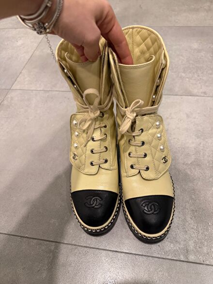 Chanel Bej ve Siyah Deri İnci Detaylı Bo