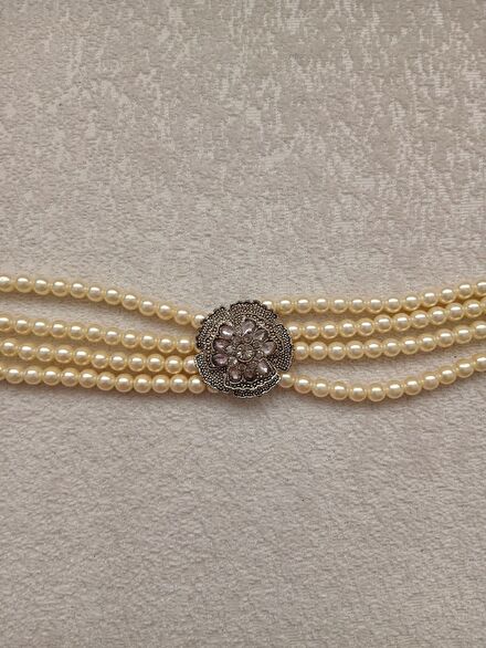 Üç Sıra İnci Detaylı Choker Kolye