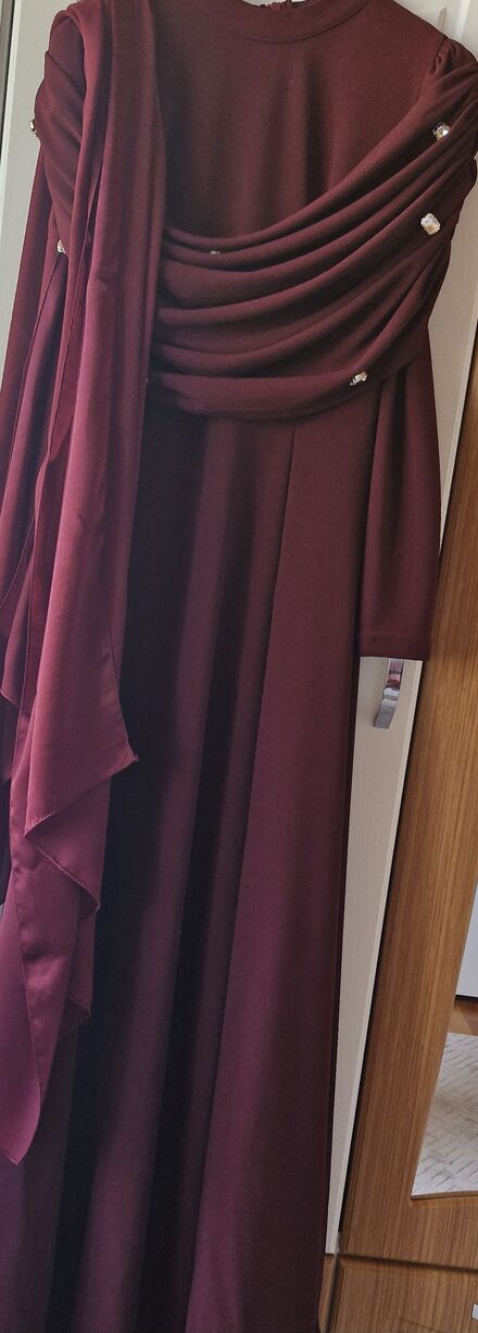 Bordo Abiye Elbise Eşarp Detaylı