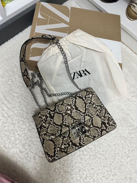 Stradivarius Yılan Derisi Desenli Çanta