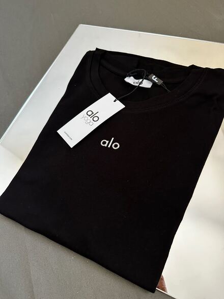 Alo yoga tshirt