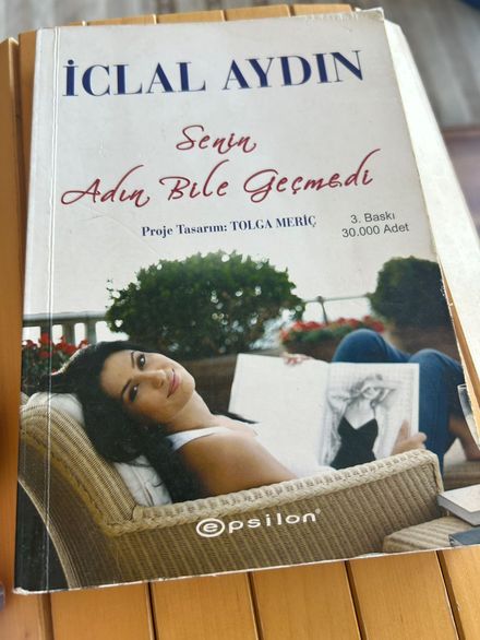 İclal Aydın kitabı Senin Adın Bile Geçm